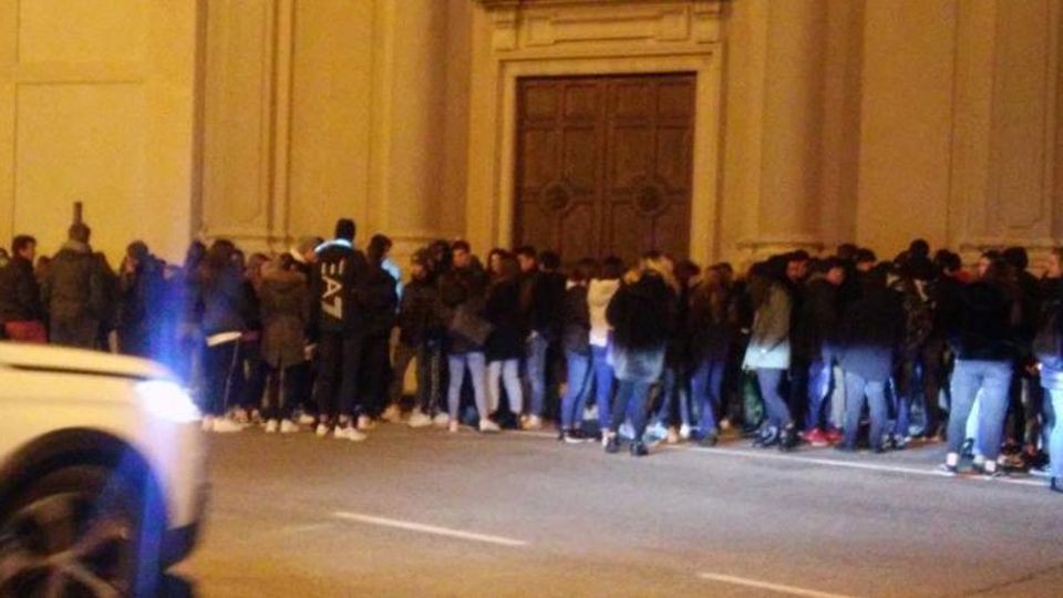 Folla in chiesa alla veglia per Ethan Il parroco: «Pregate per i genitori» Folla in chiesa alla veglia per Ethan Il parroco: «Pregate per i genitori»