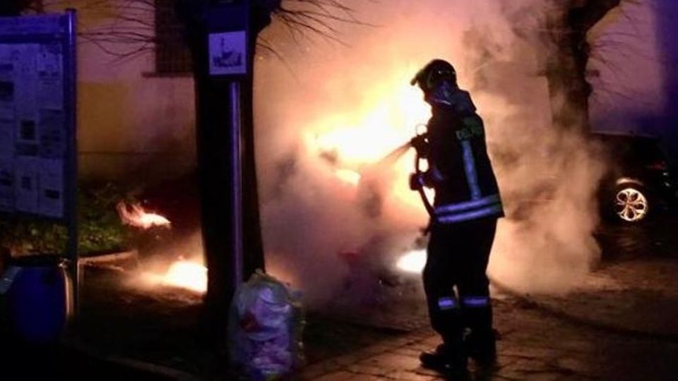 Auto in fiamme nella notte I vigili del fuoco a Lurate Auto in fiamme nella notte I vigili del fuoco a Lurate