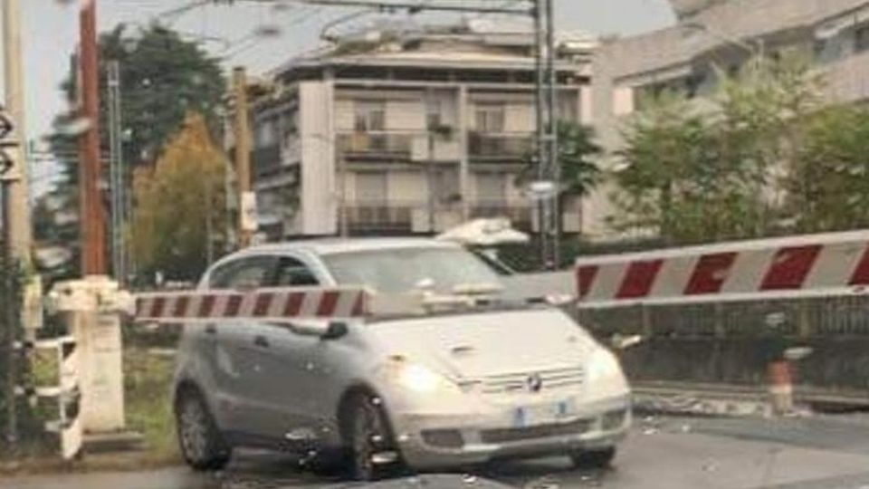 Mariano, ci risiamo Auto nel passaggio a livello Mariano, ci risiamo Auto nel passaggio a livello