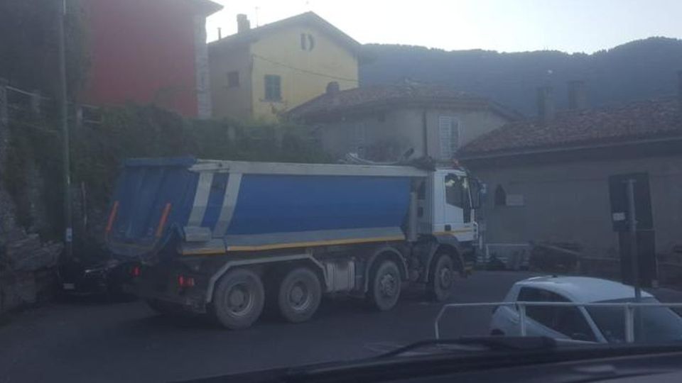 Cernobbio, basta con i camion incastrati sui tornanti Arriverà anche la telecamera Cernobbio, basta con i camion incastrati sui tornanti Arriverà anche la telecamera