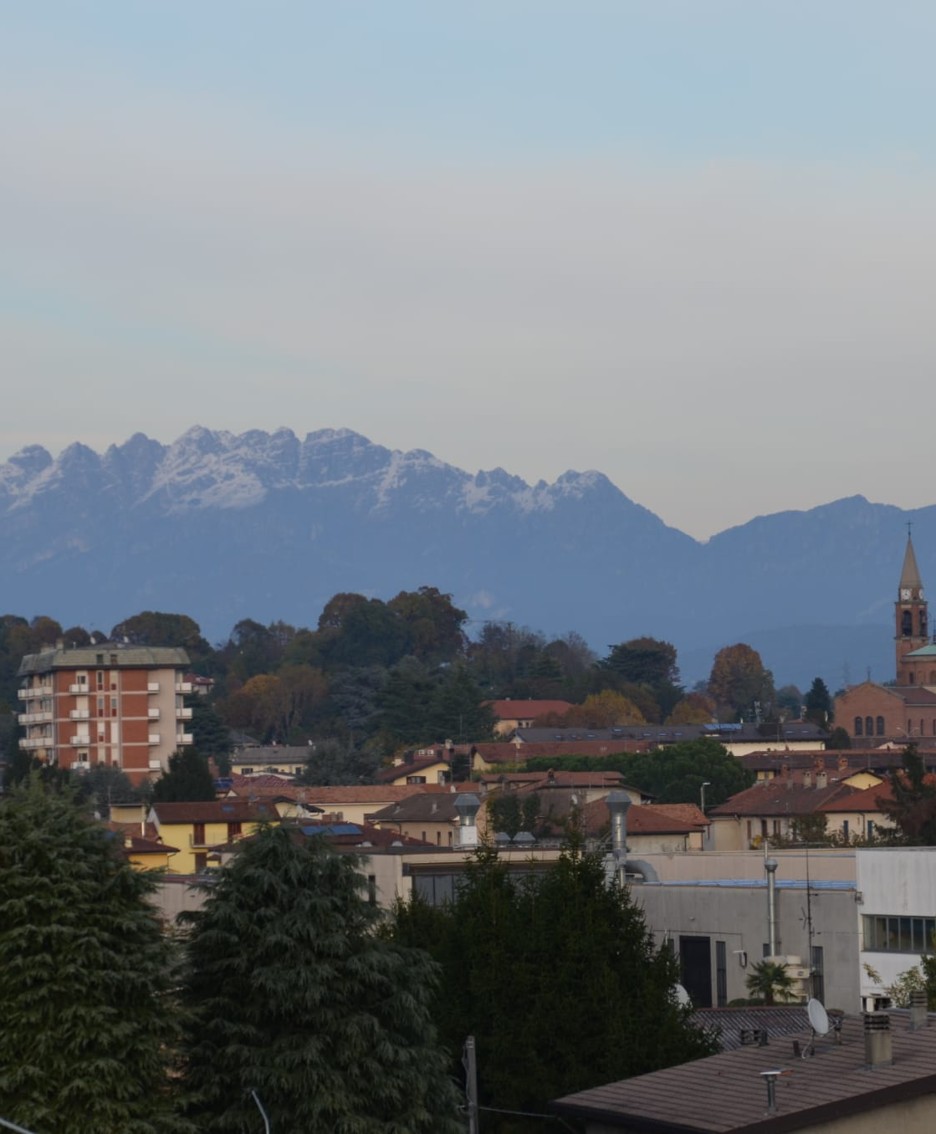 La vista verso Carugo e le montagne