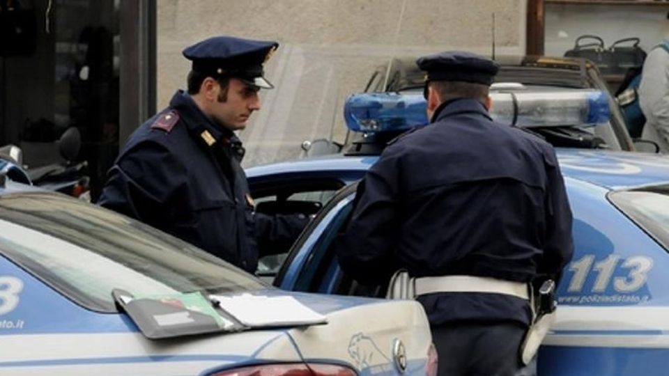 Picchiata dal convivente Salvata dai poliziotti Picchiata dal convivente Salvata dai poliziotti