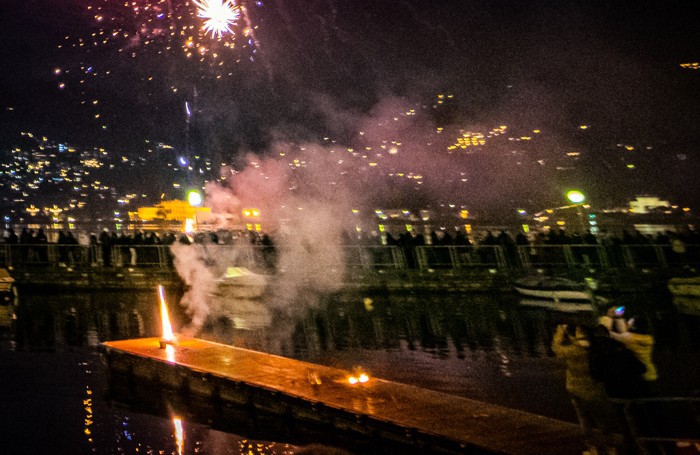 Como gente che incendia il pontile di Sant'Agostino co dei petardi durante la festa di Capodanno