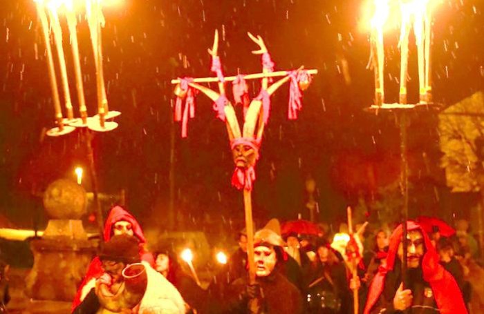 La pioggia mista a neve ha conferito toni drammatici alle maschere del corteo
