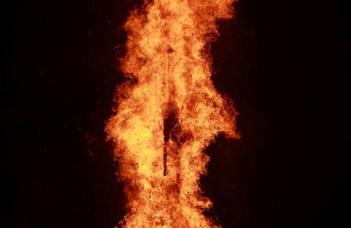 La Giubiana brucia, il calore delle fiamme sembra scacciare il freddo degli ultimi giorni