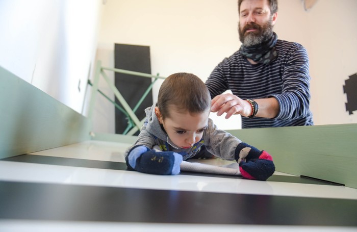 Papà Matteo con il piccolo Mattia durante gli “esercizi” di riabilitazione