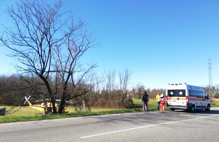 L’elisoccorso di Como atterrato a margine della Novedratese