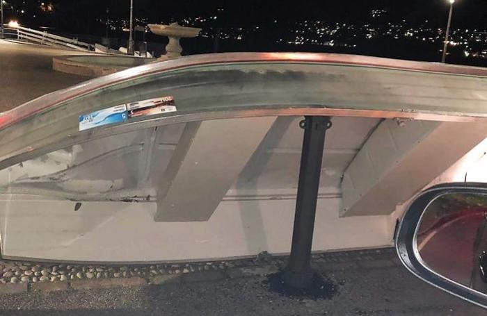 La barca che ha abbattuto parte della fontana sulla Riva di Cernobbio