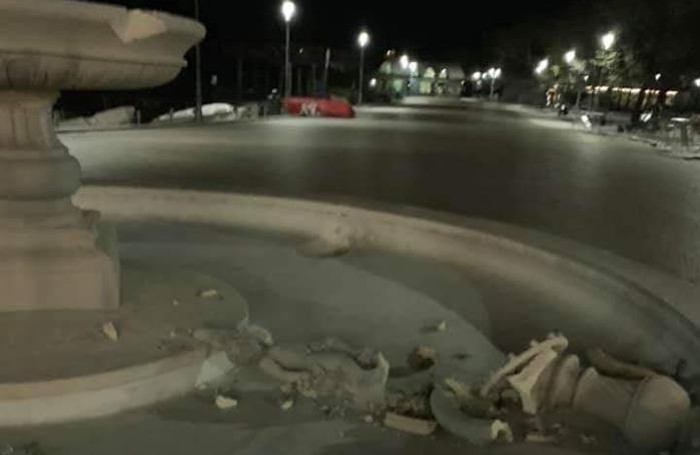 I danni provocati dalla barca alla fontana sulla Riva di Cernobbio