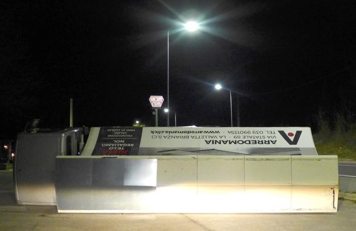 Il camion pubblicitario rovesciato a Monguzzo