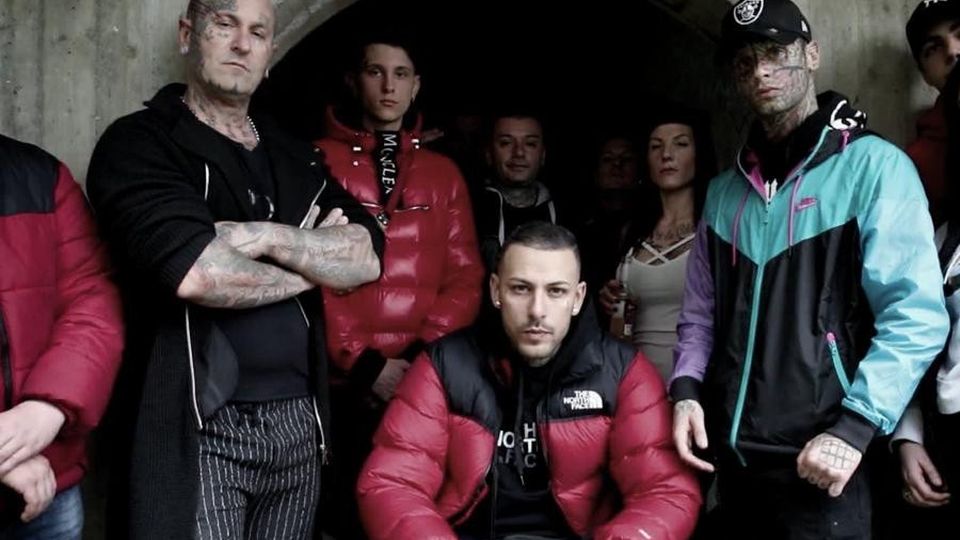 «Basta stare al bar torno a fare rap E porto i grandi qui» «Basta stare al bar torno a fare rap E porto i grandi qui»