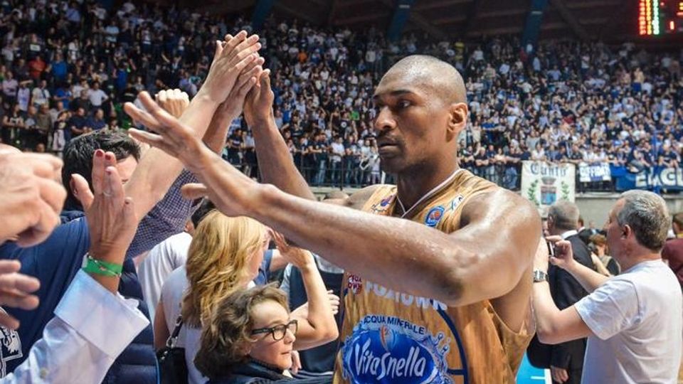 Metta World Peace a Cantù Domani all’allenamento Metta World Peace a Cantù Domani all’allenamento