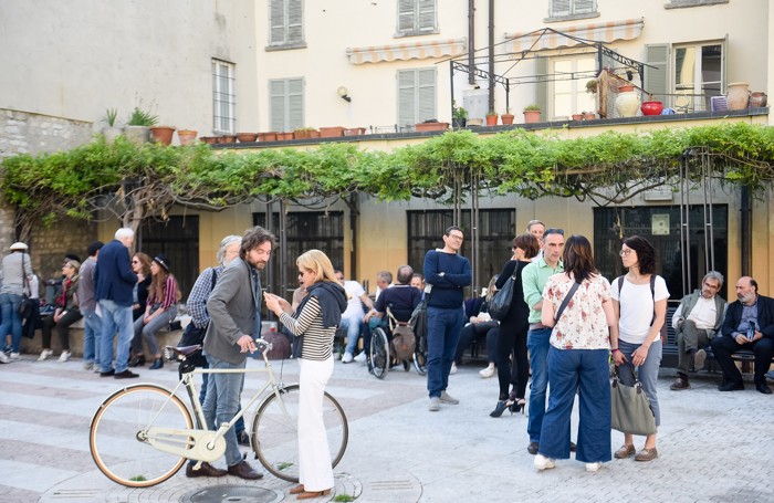 Como piazza Martinelli manifestazione, aperitivo a sorpresa, contro la chiusura alle ore 18