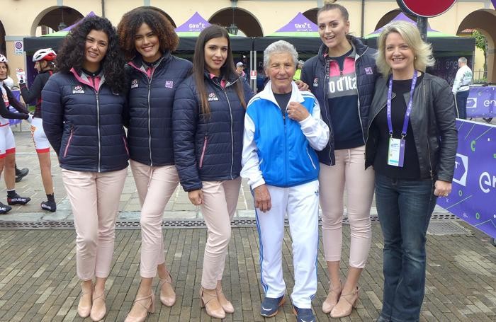 Le ragazze immagine del Giro E, il sindaco Veronica Airoldi e la campionessa italiana di ciclismo del 1967, Rosa D’Angelo