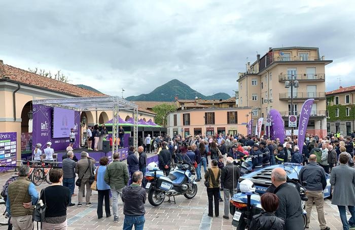 La folla in piazza del Mercato a erba