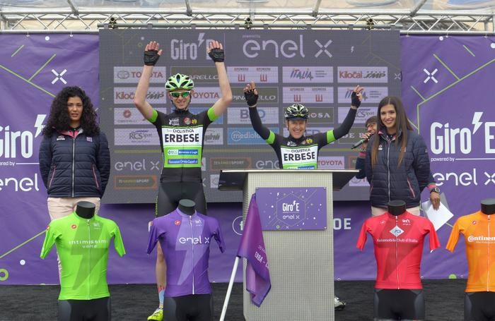 La presentazione dei due ciclisti della Ciclistica Erbese