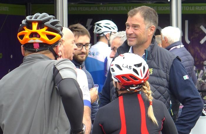 Il campionissimo di canoa e sottosegretario regionale Antonio Rossi a Erba