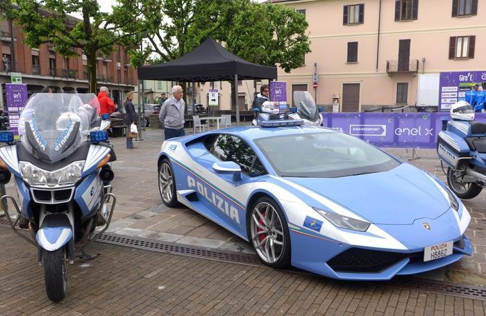 La moto e la Lambroghini in uso alla Polizia in mostra in piazza
