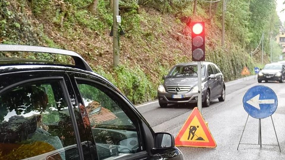 Caos in via Per San Fermo La strada è rimasta chiusa Caos in via Per San Fermo La strada è rimasta chiusa