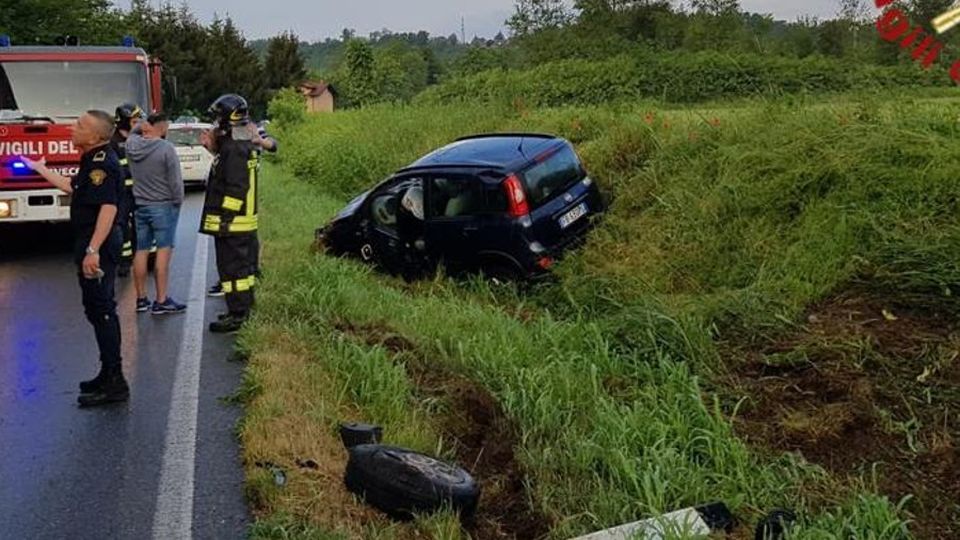 Casnate, frontale tra due auto Casnate, frontale tra due auto