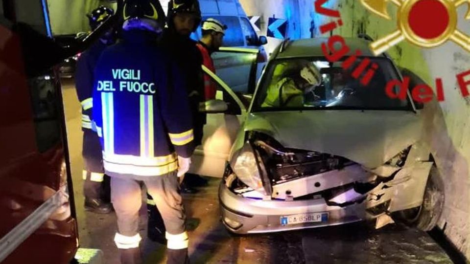 Incidente in galleria a Monte Olimpino Finisce con l’auto contro una barriera Incidente in galleria a Monte Olimpino Finisce con l’auto contro una barriera