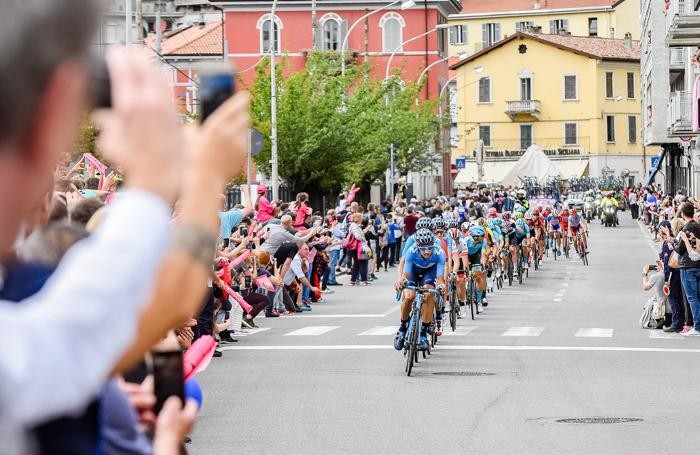 Como passaggio del giro d'Italia, via Manzoni