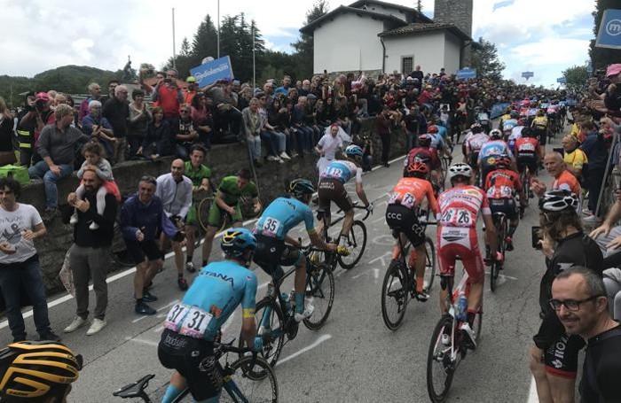 Il gruppo arriva al Ghisallo.