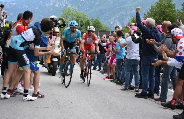 Cataldo e Cattaneo transitano per primi al Ghisallo.