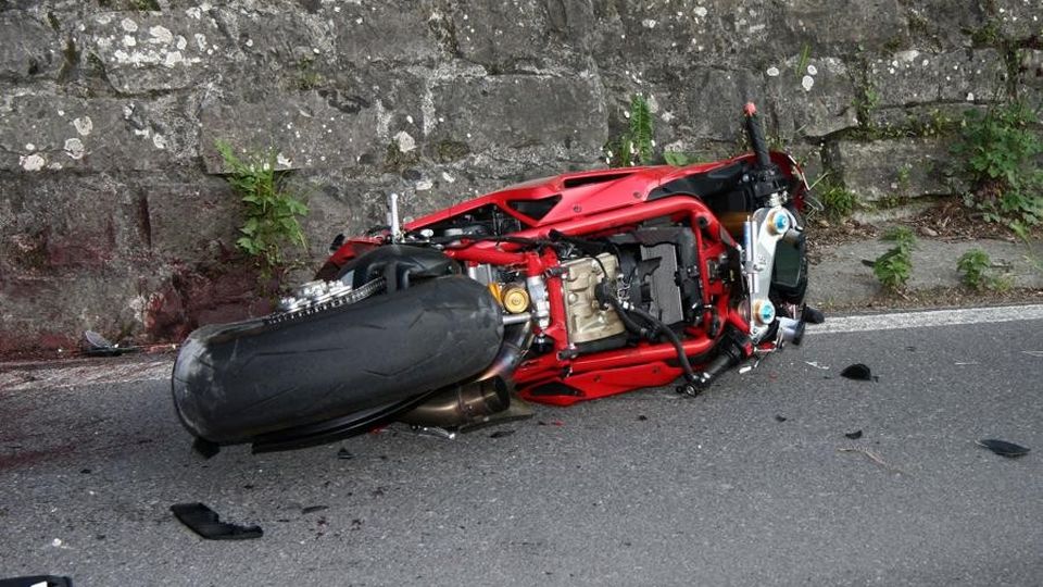 Incidente mortale a Osteno Vittima il padre di tre figli Incidente mortale a Osteno Vittima il padre di tre figli