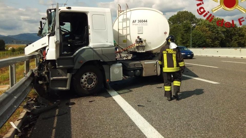 Autocisterna contro il guardrail Grandate, paura in autostrada Autocisterna contro il guardrail Grandate, paura in autostrada