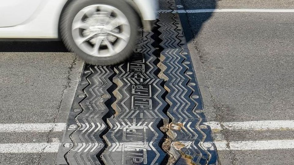 Viadotto, caos per un tir bloccato E serve un intervento urgente Viadotto, caos per un tir bloccato E serve un intervento urgente