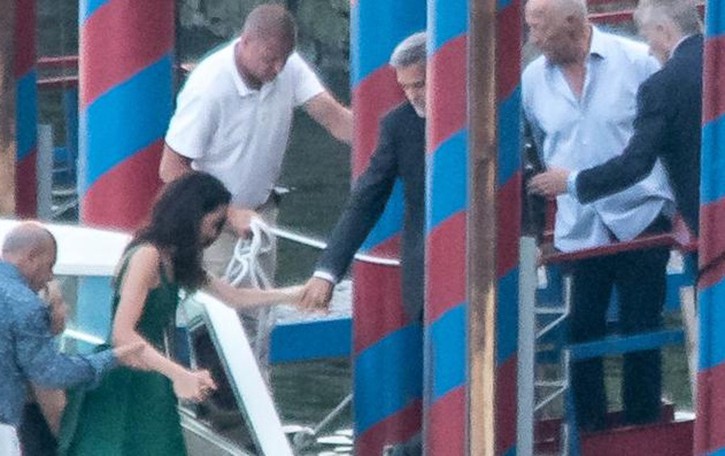 Stagione di vip sul lago George e Amal a cena e a sorpresa Bill Gates