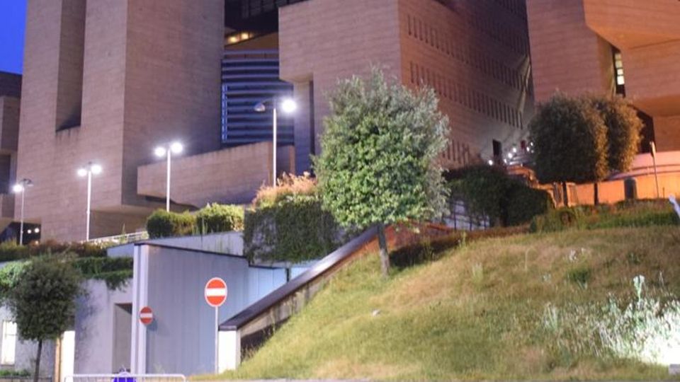 Campione, carro funebre per il Casinò “Funerale” un anno dopo il crac Campione, carro funebre per il Casinò “Funerale” un anno dopo il crac