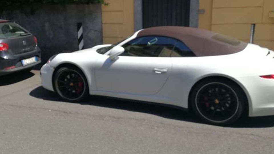 Parcheggio selvaggio per la tintarella A Carate, in tre ore più di 40 multe Parcheggio selvaggio per la tintarella A Carate, in tre ore più di 40 multe