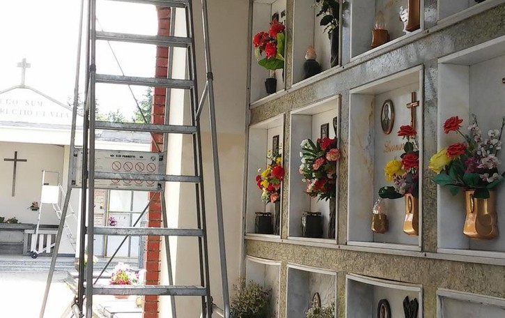 Ladri al cimitero di Bulgarograsso Stavolta sfruttano anche la scala