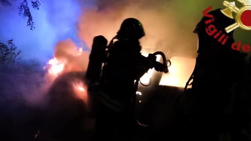 Fiamme in via Di Vittorio Auto distrutta dall’incendio Fiamme in via Di Vittorio Auto distrutta dall’incendio