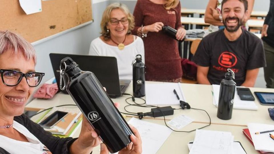 Svolta green per il ritorno a scuola Plastica abolita, borraccia per tutti Svolta green per il ritorno a scuola Plastica abolita, borraccia per tutti