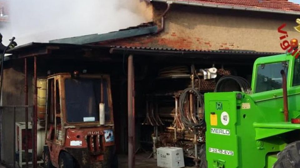 Incendio in una legnaia Pompieri a Mozzate Incendio in una legnaia Pompieri a Mozzate