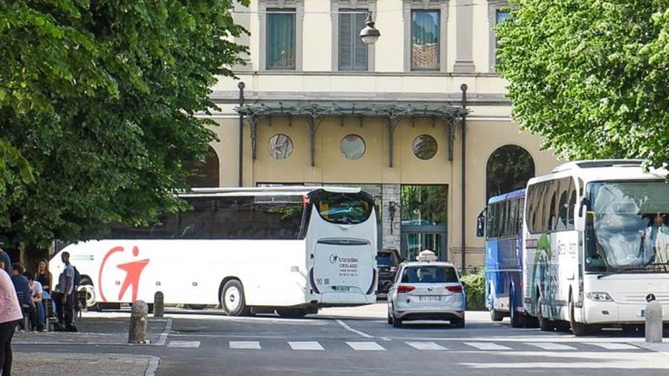 Via i bus da piazza Roma Approvata la mozione in consiglio Via i bus da piazza Roma Approvata la mozione in consiglio