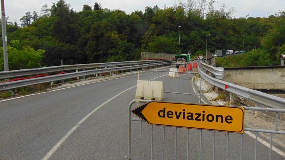Trave lesionata sul ponte Senso unico a Cantù Asnago Trave lesionata sul ponte Senso unico a Cantù Asnago