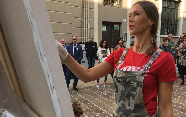 L’arte di Ludmilla Radchenko in piazza Performance a Cantù in piazza