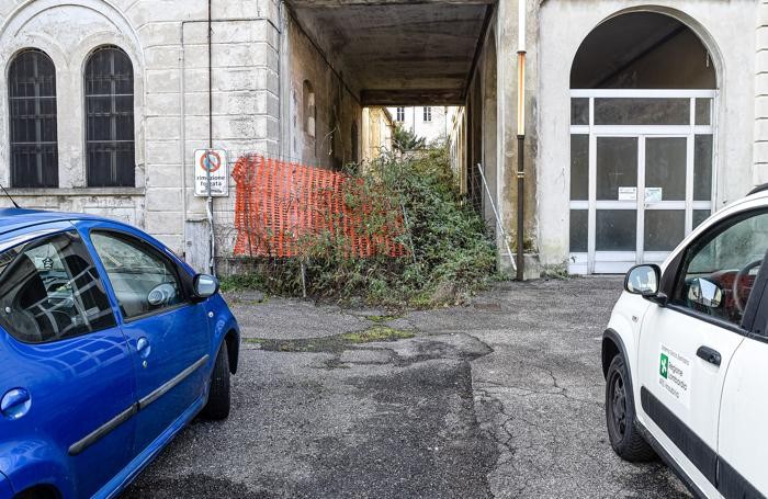 Como San Martino strada chiusa e degrado