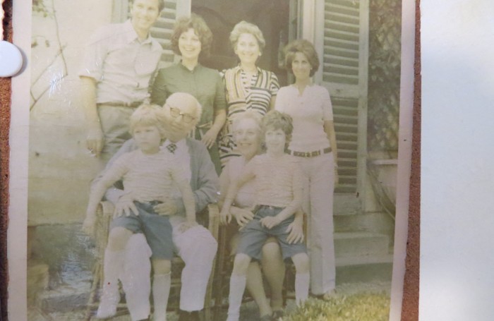 La famiglia Vitali dopo la guerra, all’esterno di Villa Oleandra