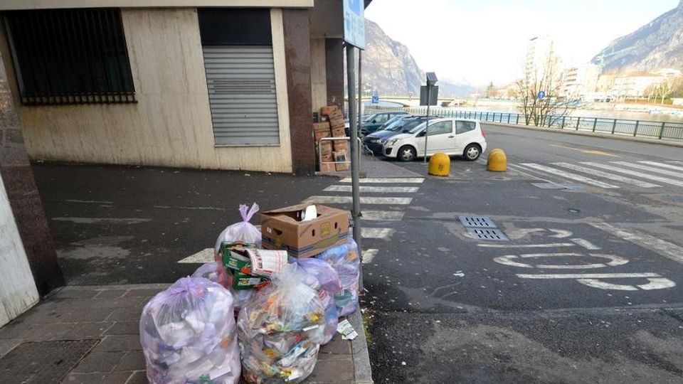 Malgrate, tassa rifiuti La bolletta è più leggera Malgrate, tassa rifiuti La bolletta è più leggera