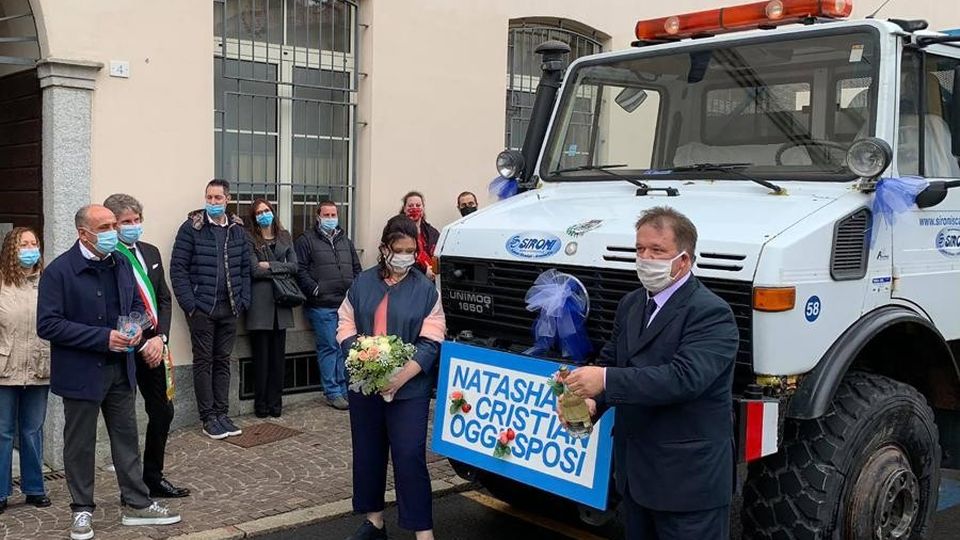 Natasha, Cristian e... il camion A Cantù ci si sposa (anche) così Natasha, Cristian e... il camion A Cantù ci si sposa (anche) così