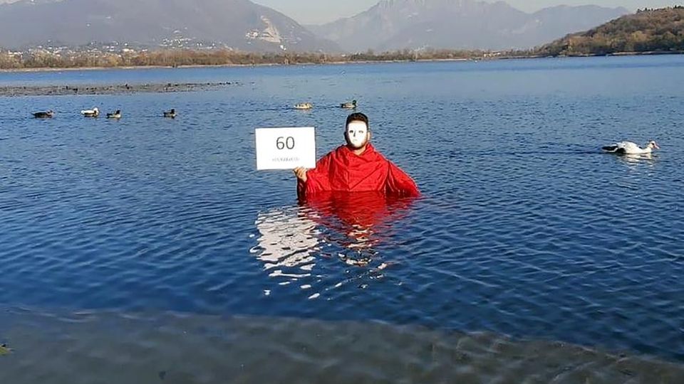 Alserio, no alla violenza alle donne Operaio-artista si immerge nel lago Alserio, no alla violenza alle donne Operaio-artista si immerge nel lago