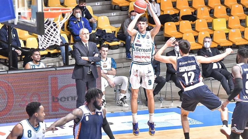 Procida, è la prima doppia cifra Il golden boy di Cantù non sorprende Procida, è la prima doppia cifra Il golden boy di Cantù non sorprende