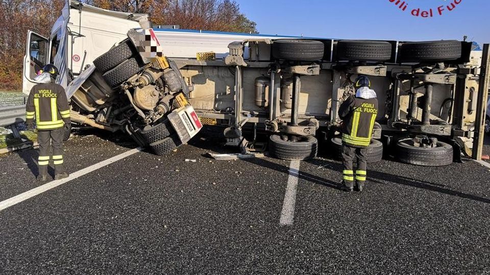 Tir si ribalta in carreggiata Paura sull’autostrada Tir si ribalta in carreggiata Paura sull’autostrada