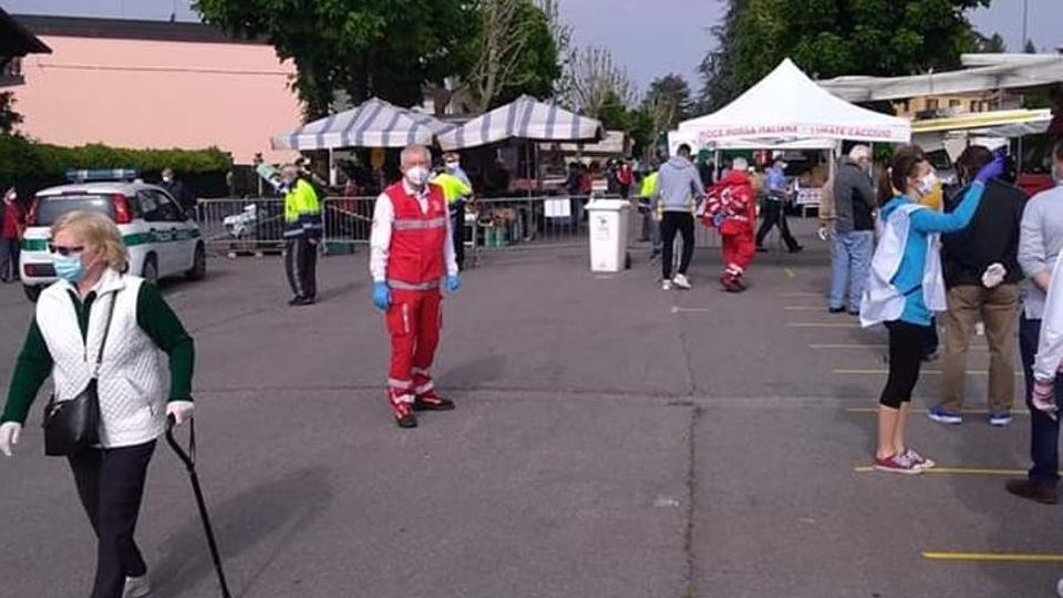 Lurate, divieto di fumare al mercato E ci saranno i varchi di accesso Lurate, divieto di fumare al mercato E ci saranno i varchi di accesso