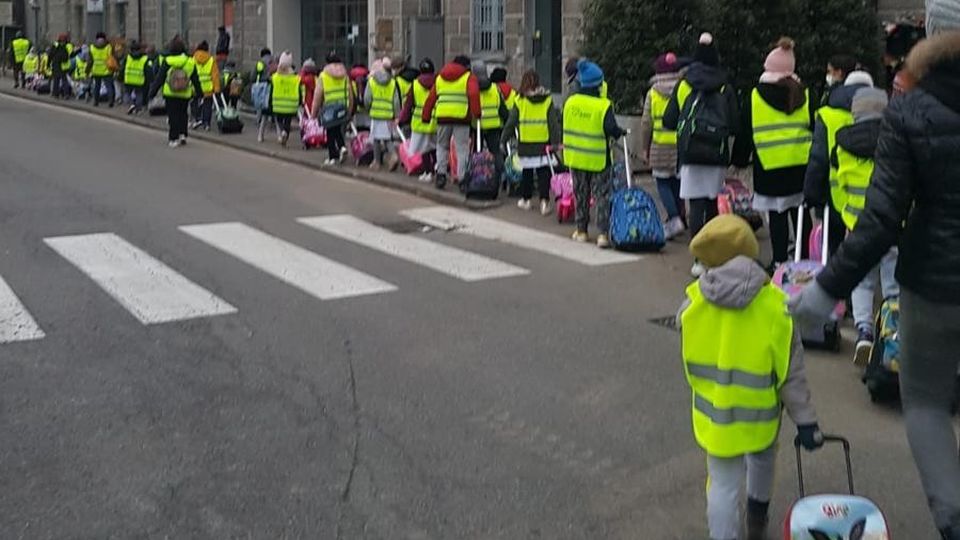 Appello a mamme e papà fuori da scuola «Non fumate e mantenete le distanze» Appello a mamme e papà fuori da scuola «Non fumate e mantenete le distanze»